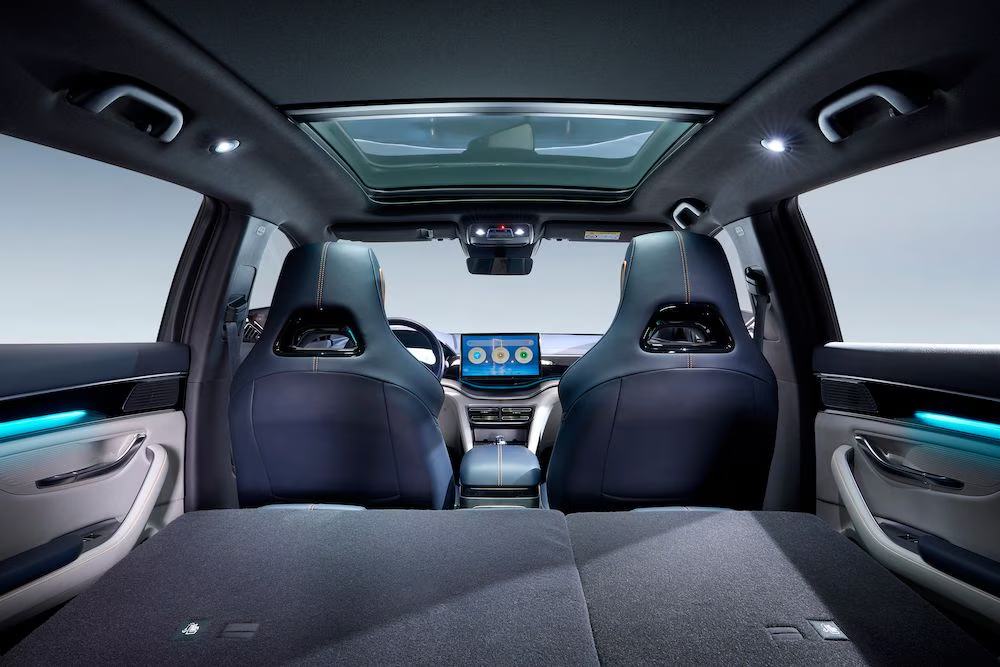 Large and confortable rear space